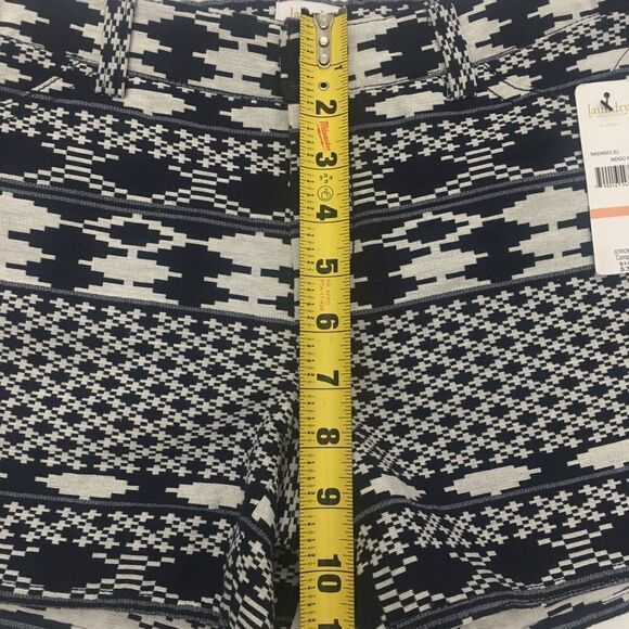 Laundry by Shelli Segal Geometric Jacquard Shorts - Picture 7 of 10